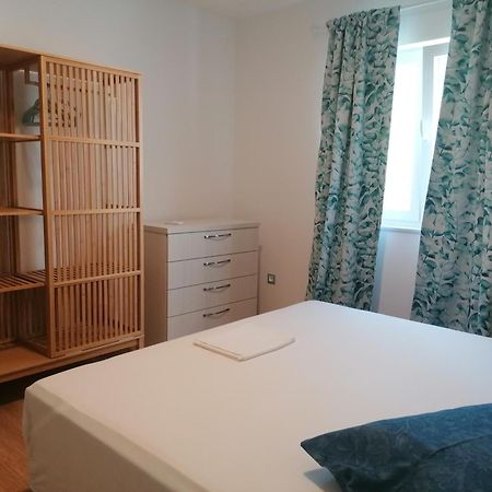 Apartmani Mares - 20 M From The Beach Brela Kültér fotó